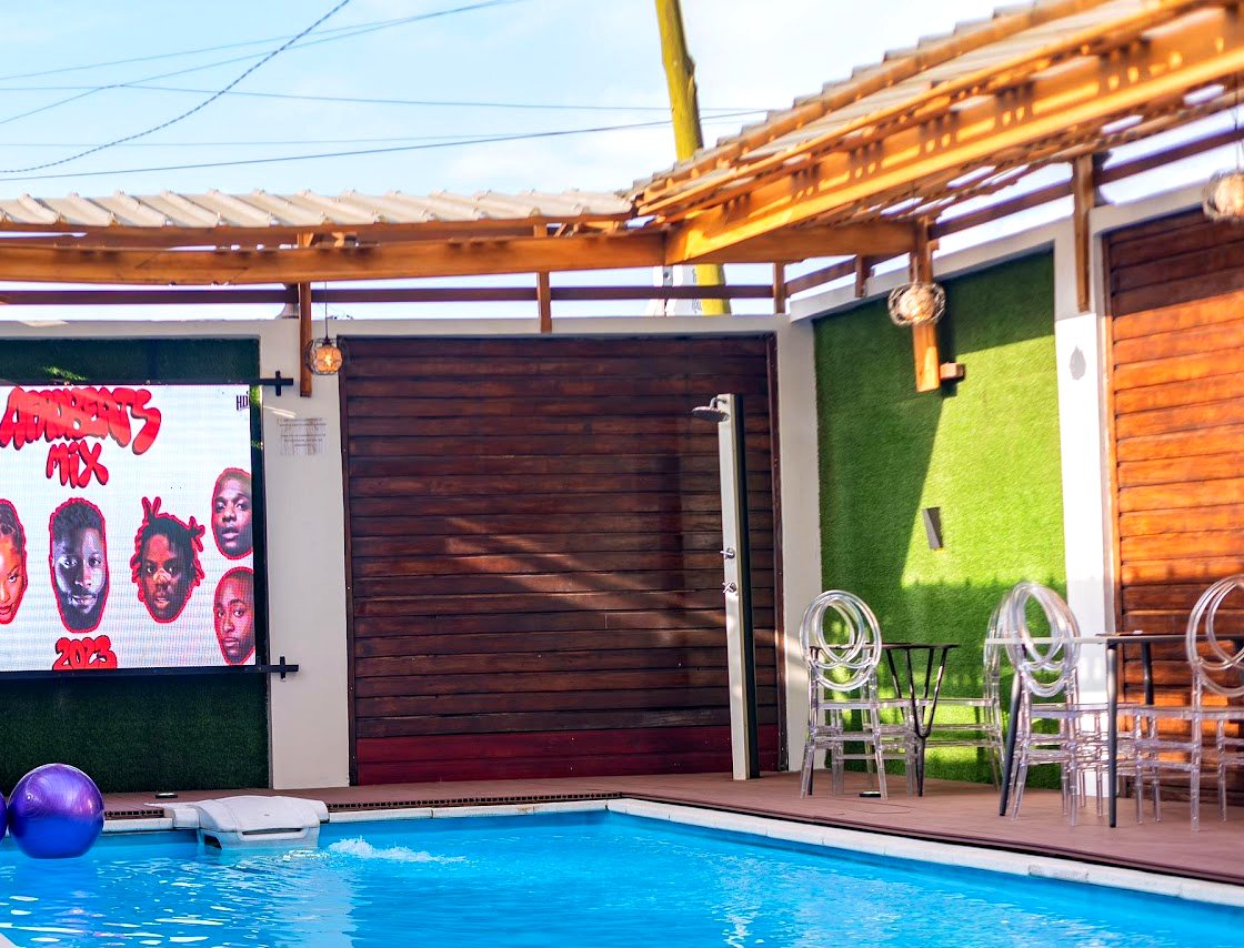Écran géant au bord de la piscine
