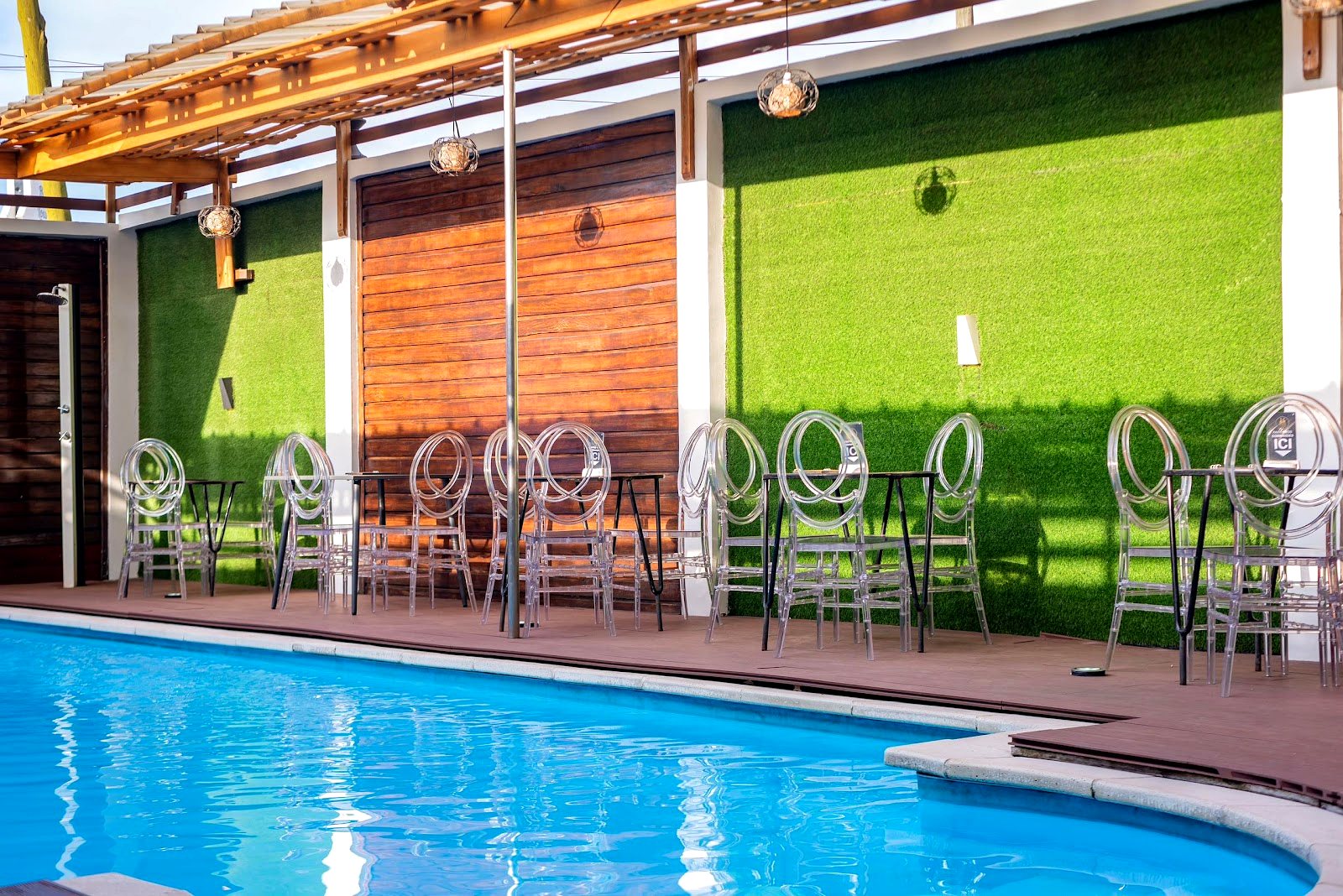 Espace piscine de la Villa Magnum